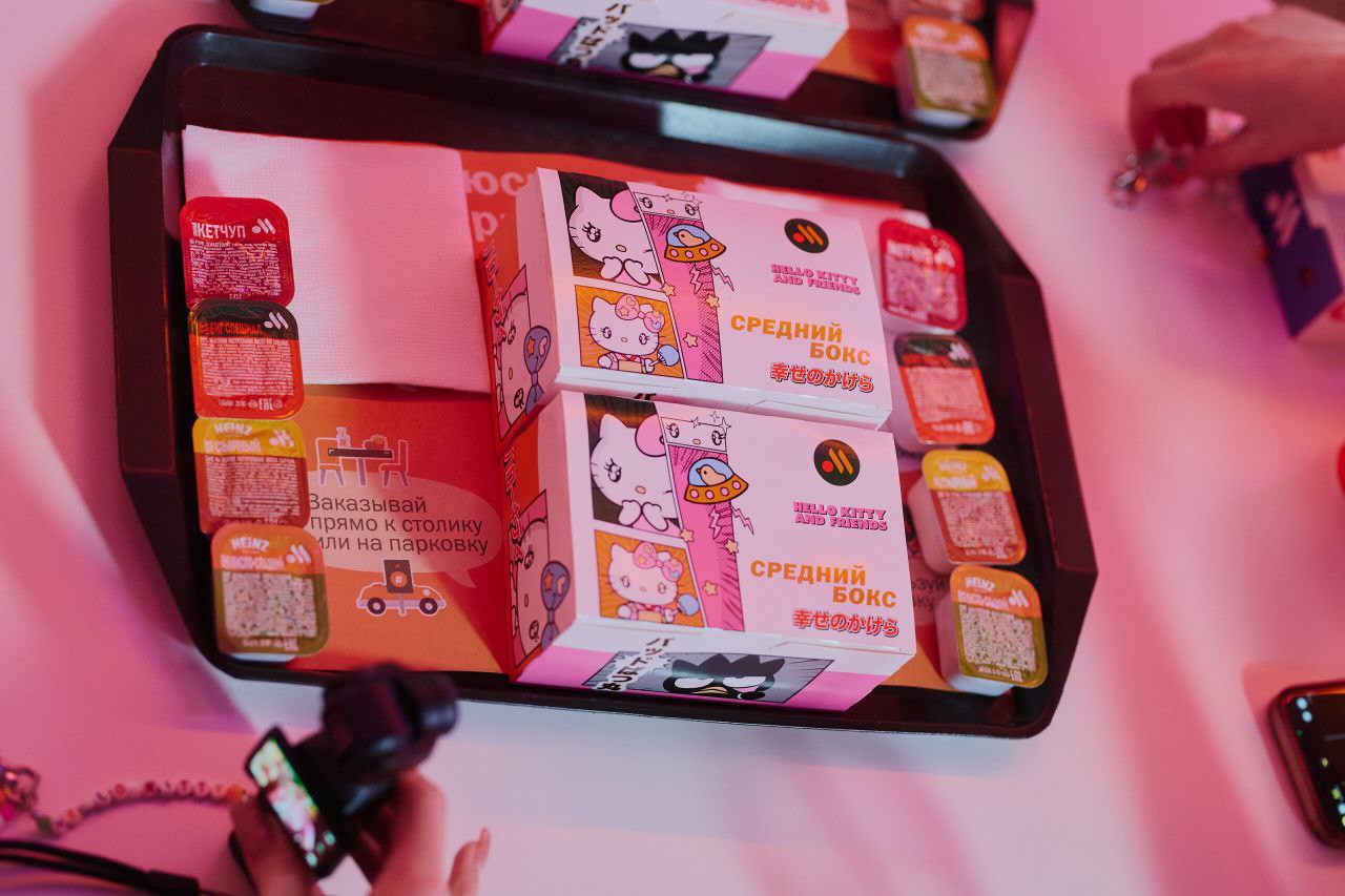 ✨ Коллаба Hello Kitty со Вкусно и точка стартует сегодня! Уже с утра по всей России в ресторанах появятся наборы с Hello Kitty. Это будут новые боксы, мороженка, соусы, но главное — розовый бургер | Сетка — социальная сеть от hh.ru