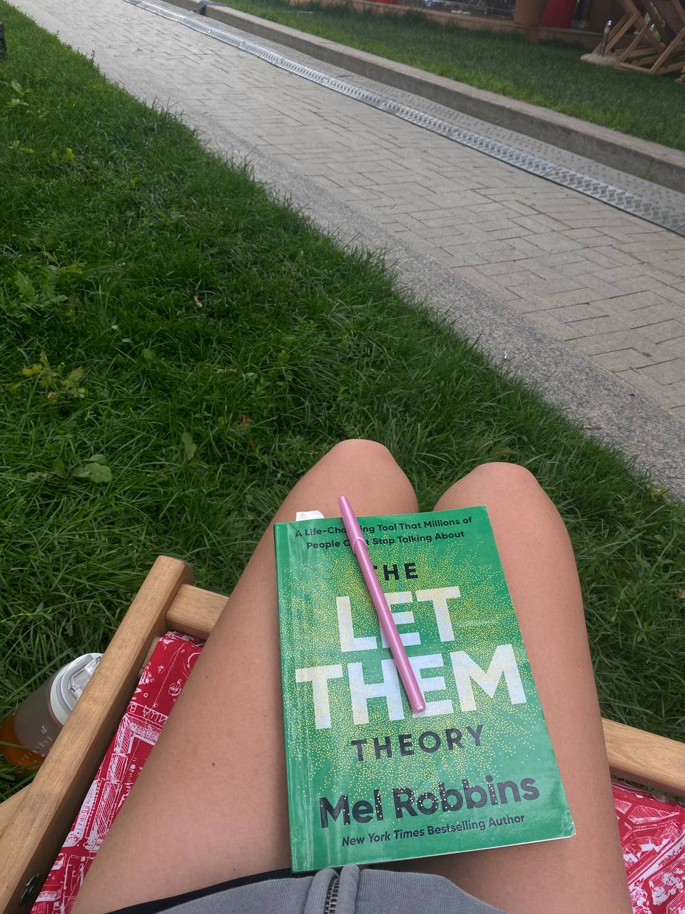 гуд морнинг, пипл!!!
#зарисовкивыходных с друзьями, на спорте и с книгами в парке🤤
Москва сегодня снова утопает в дожде, но есть даже в этом доля романтики))) ну и отличный повод запереться дома, фоку... | Сетка — социальная сеть от hh.ru