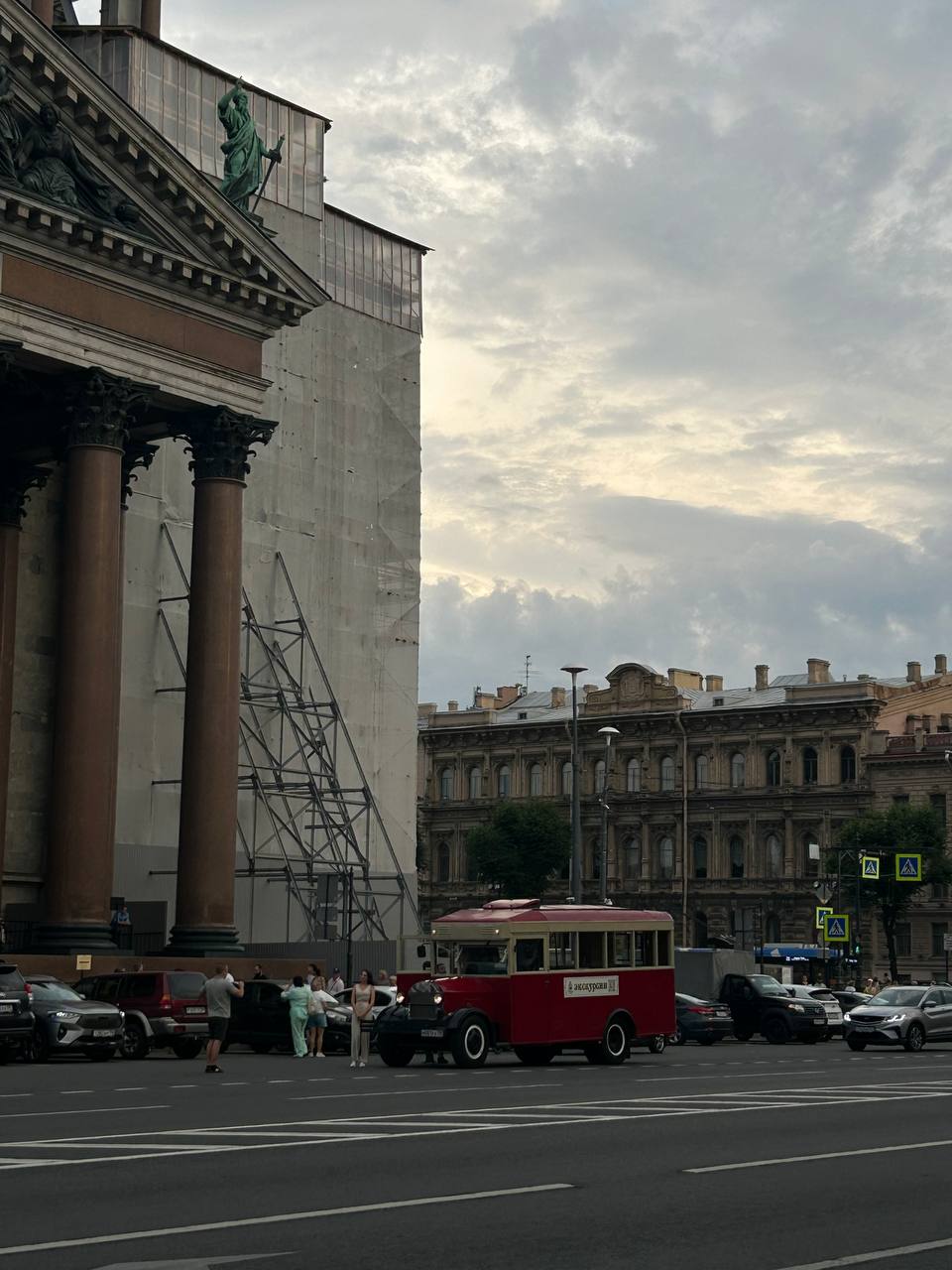 Вчера ходила в кино на «Прогулку» Алексея Учителя. Первый раз я увидела этот фильм год или два назад (очень сильно влюбилась в него) и мечтала посмотреть его на большом экране | Сетка — социальная сеть от hh.ru