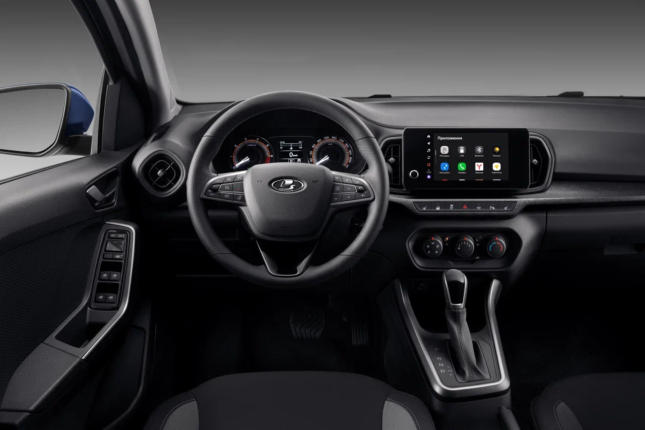 ⏺ 20 июля стартовали продажи LADA Iskra c платформой Яндекс Авто и Алисой
В системе доступны: Навигатор, Музыка, Книги, Браузер, а также ИИ-ассистент Алиса | Сетка — социальная сеть от hh.ru
