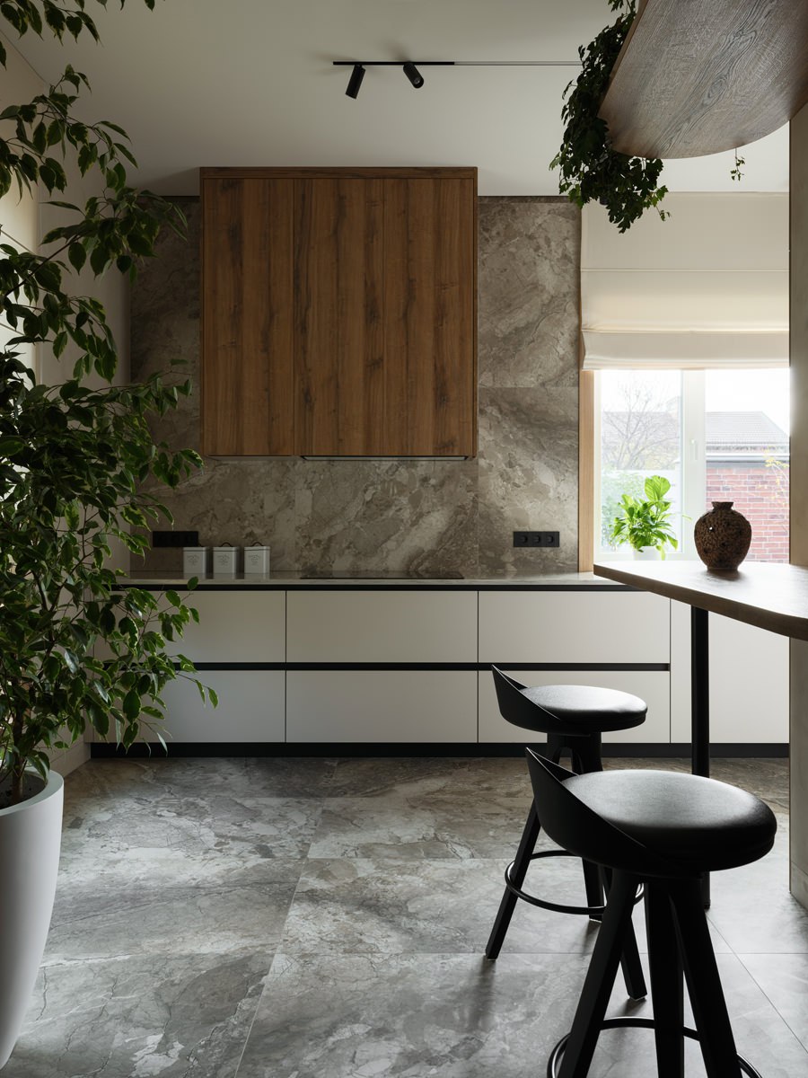 Шероховатые стены, много дерева и динамичное освещение — атмосфера горного ландшафта в доме для семьи путешественников по проекту дизайнера Наталии Шелепниковой | Сетка — социальная сеть от hh.ru