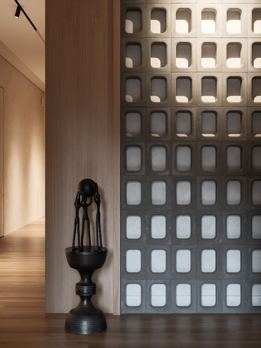 Шероховатые стены, много дерева и динамичное освещение — атмосфера горного ландшафта в доме для семьи путешественников по проекту дизайнера Наталии Шелепниковой | Сетка — социальная сеть от hh.ru