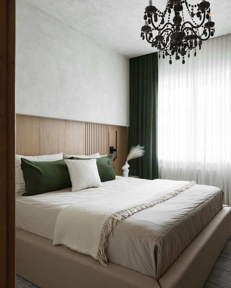 Шероховатые стены, много дерева и динамичное освещение — атмосфера горного ландшафта в доме для семьи путешественников по проекту дизайнера Наталии Шелепниковой | Сетка — социальная сеть от hh.ru