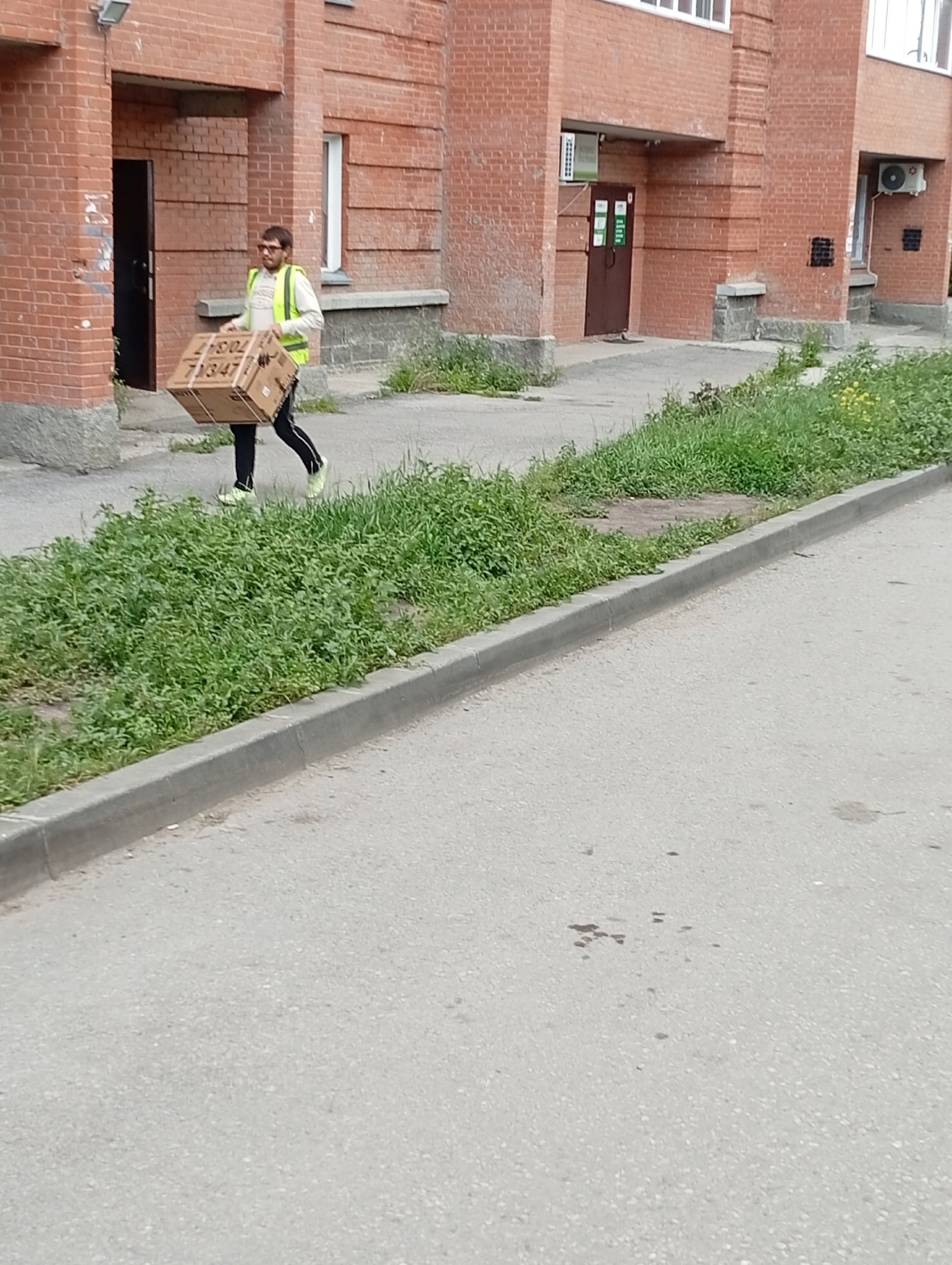 Сотрудники озон совсем оборзели. Хамят клиентам. Данный сотрудник в зелёной жилетке, разгружал данный автомобиль | Сетка — социальная сеть от hh.ru