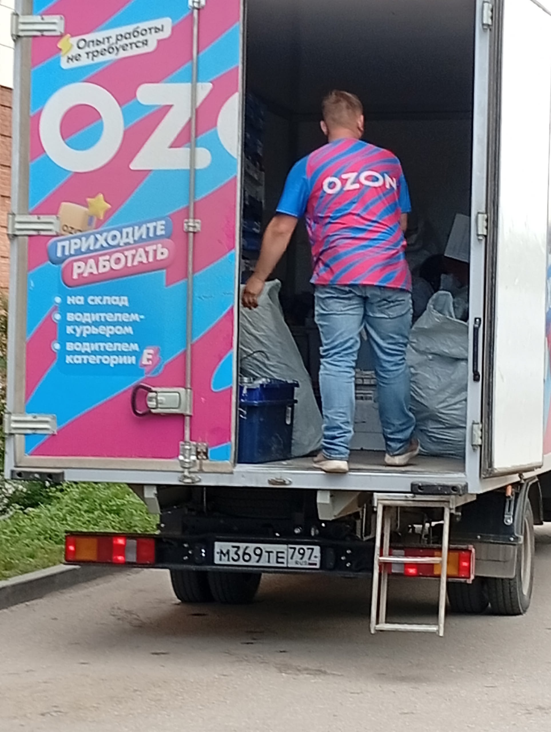 Сотрудники озон совсем оборзели. Хамят клиентам. Данный сотрудник в зелёной жилетке, разгружал данный автомобиль | Сетка — социальная сеть от hh.ru