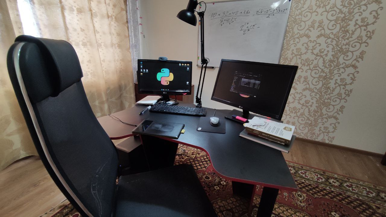 📌 Не ЕГЭ единым📌
✅ Минимализм и компактность⌨️🖥🖨
Оптимизация дошла и до моего рабочего места. Из комнаты был аннулирован рабочий стол больших габаритов | Сетка — социальная сеть от hh.ru