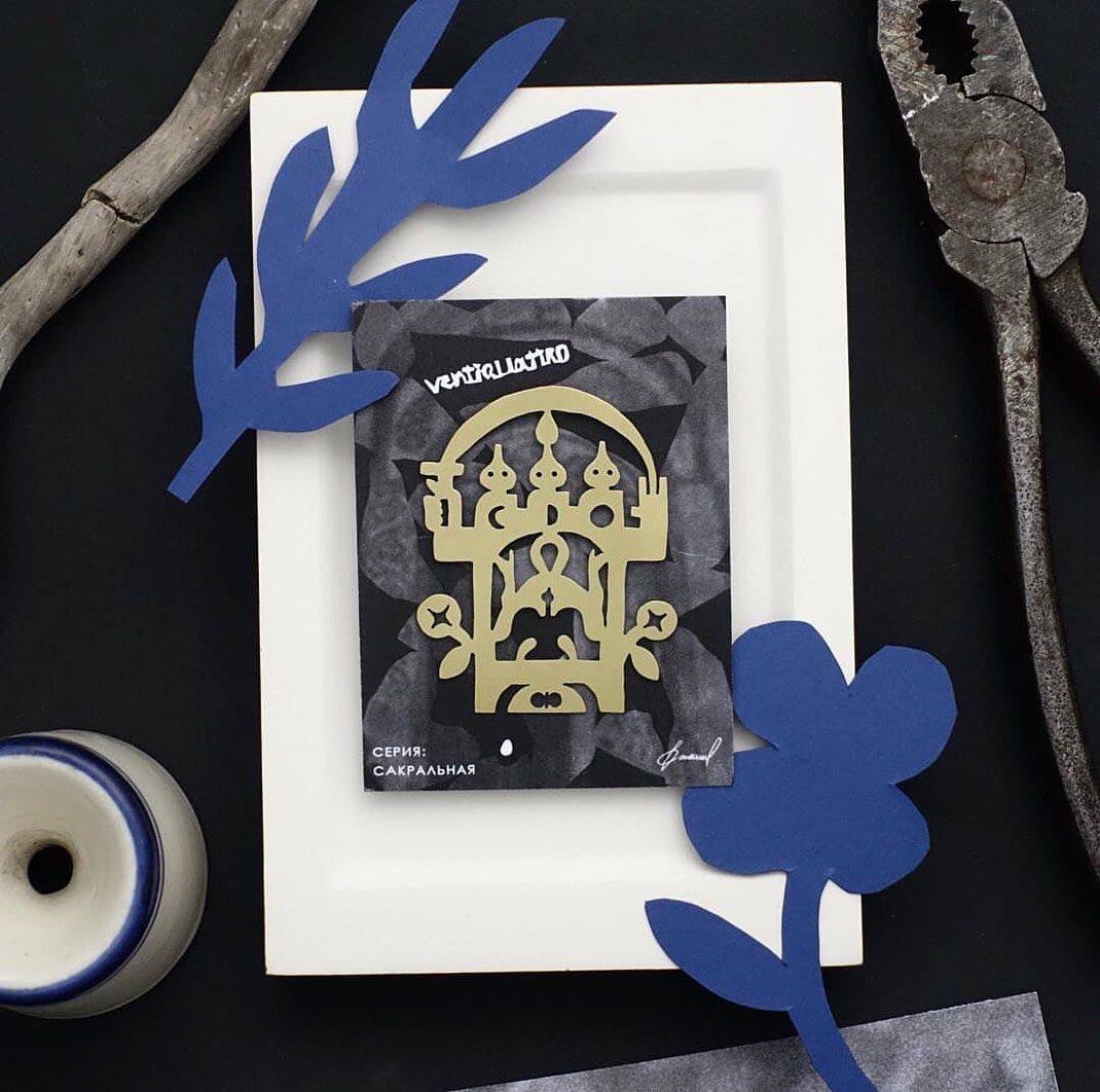 Проект выше напомнил мне ныне несуществующие броши Станислава Фролова, в которых было всё, что мы любим на этом канале: христианские мотивы, коники, птички, двуглавый орёл, панельная эстетика | Сетка — социальная сеть от hh.ru