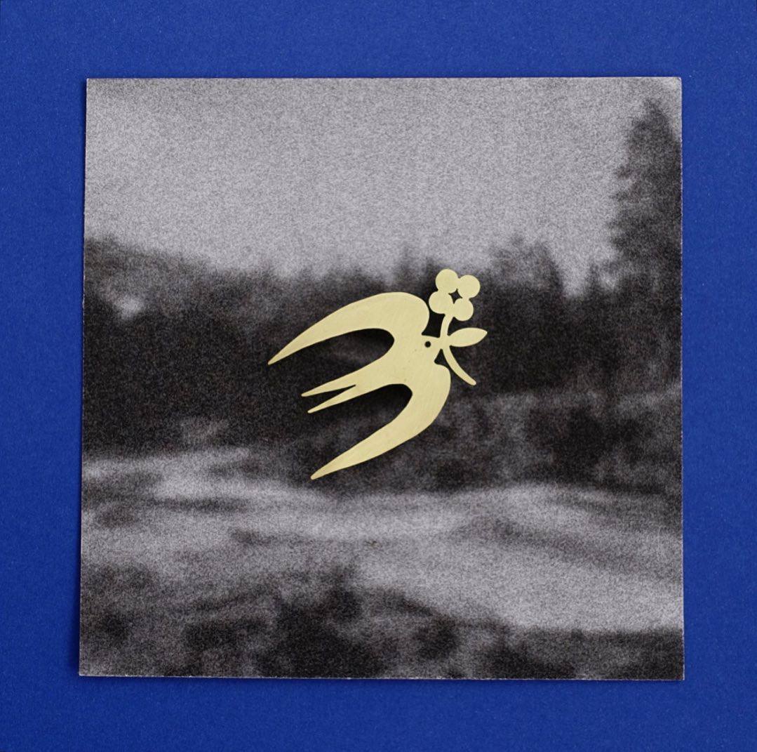 Проект выше напомнил мне ныне несуществующие броши Станислава Фролова, в которых было всё, что мы любим на этом канале: христианские мотивы, коники, птички, двуглавый орёл, панельная эстетика | Сетка — социальная сеть от hh.ru