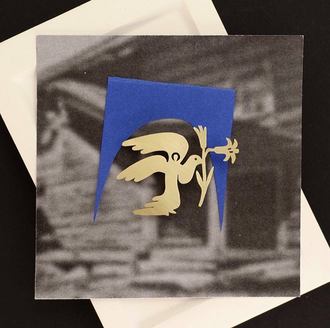 Проект выше напомнил мне ныне несуществующие броши Станислава Фролова, в которых было всё, что мы любим на этом канале: христианские мотивы, коники, птички, двуглавый орёл, панельная эстетика | Сетка — социальная сеть от hh.ru