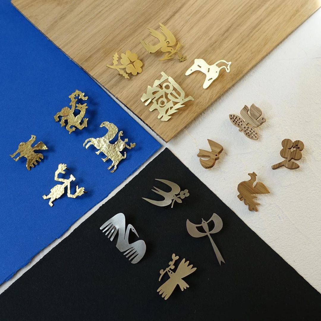 Проект выше напомнил мне ныне несуществующие броши Станислава Фролова, в которых было всё, что мы любим на этом канале: христианские мотивы, коники, птички, двуглавый орёл, панельная эстетика | Сетка — социальная сеть от hh.ru