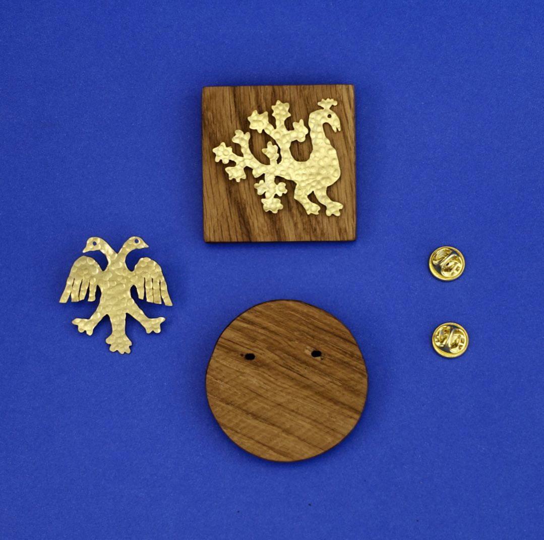 Проект выше напомнил мне ныне несуществующие броши Станислава Фролова, в которых было всё, что мы любим на этом канале: христианские мотивы, коники, птички, двуглавый орёл, панельная эстетика | Сетка — социальная сеть от hh.ru