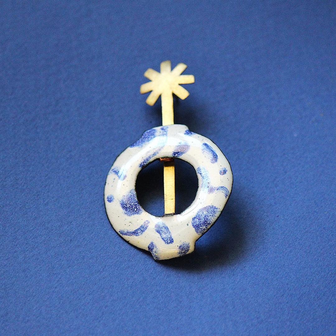 Проект выше напомнил мне ныне несуществующие броши Станислава Фролова, в которых было всё, что мы любим на этом канале: христианские мотивы, коники, птички, двуглавый орёл, панельная эстетика | Сетка — социальная сеть от hh.ru