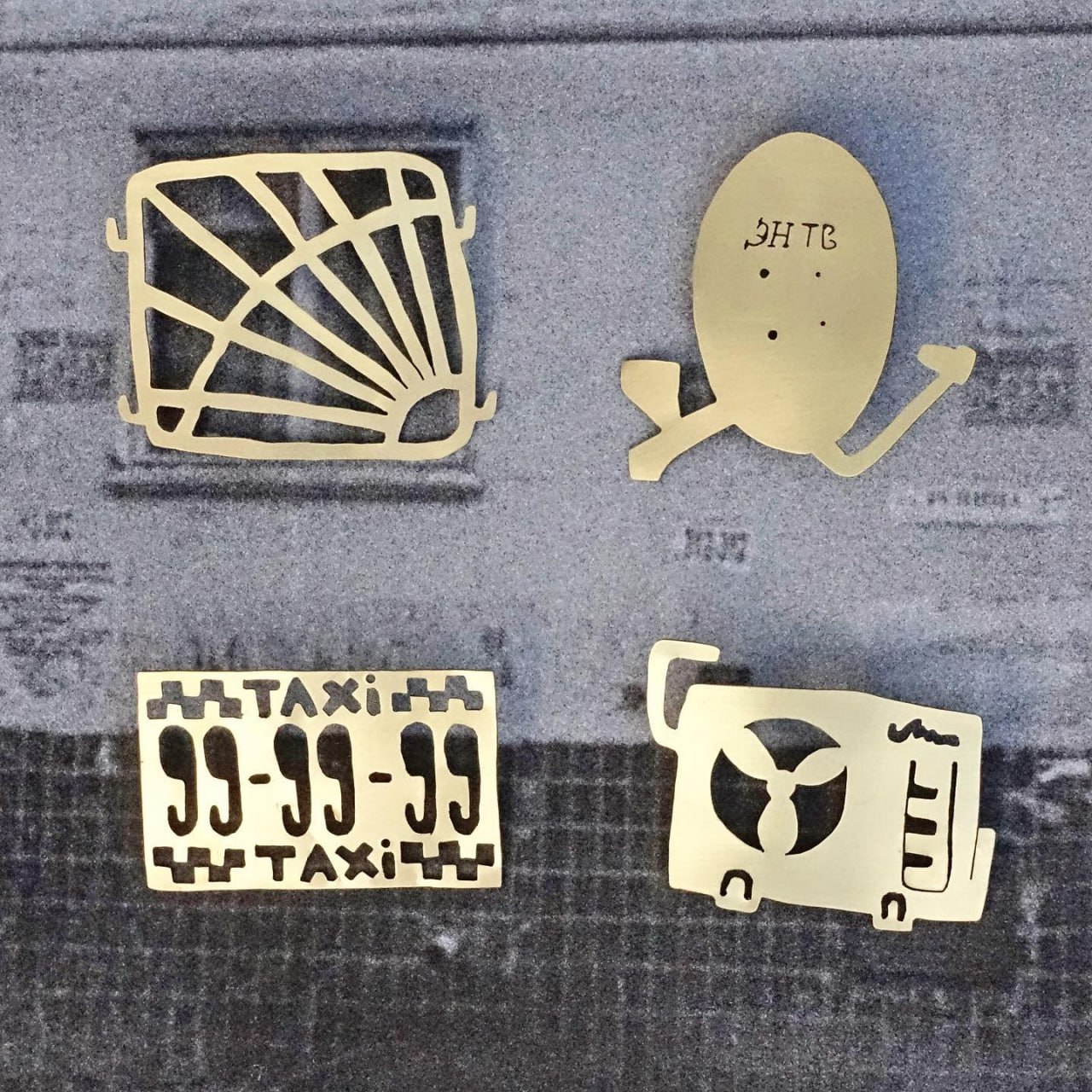 Проект выше напомнил мне ныне несуществующие броши Станислава Фролова, в которых было всё, что мы любим на этом канале: христианские мотивы, коники, птички, двуглавый орёл, панельная эстетика | Сетка — социальная сеть от hh.ru