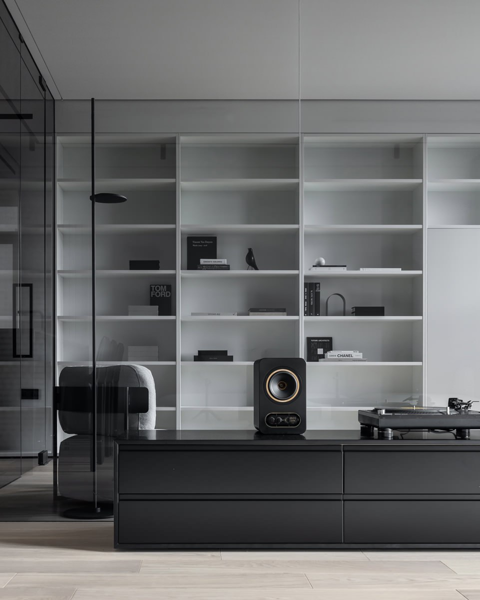 Вопреки стереотипу, что юристы предпочитают роскошные классические интерьеры с кожаными креслами, хозяйка квартиры в «Резиденциях композиторов» в Москве оказалась открыта современным минималистическим... | Сетка — социальная сеть от hh.ru