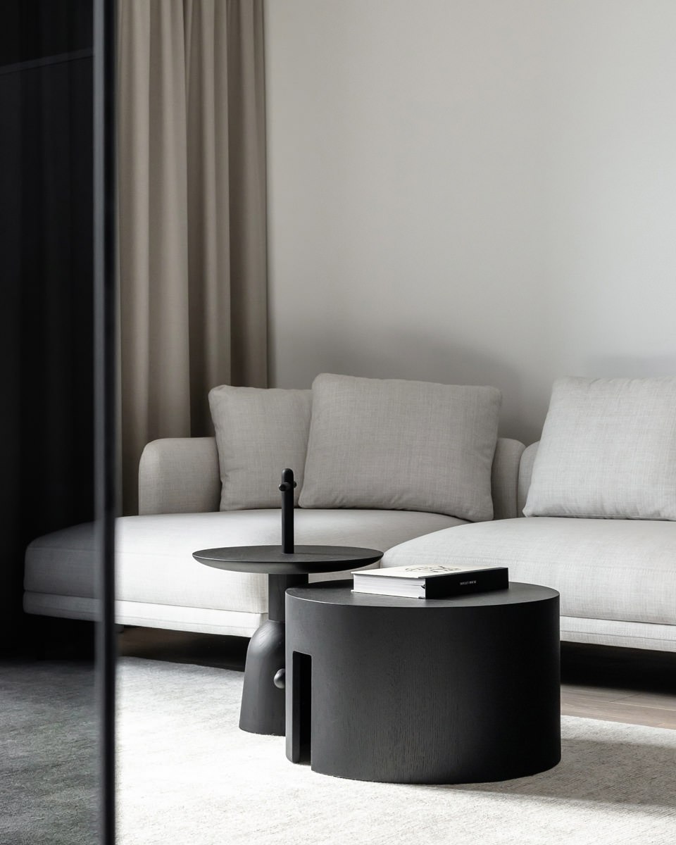 Вопреки стереотипу, что юристы предпочитают роскошные классические интерьеры с кожаными креслами, хозяйка квартиры в «Резиденциях композиторов» в Москве оказалась открыта современным минималистическим... | Сетка — социальная сеть от hh.ru