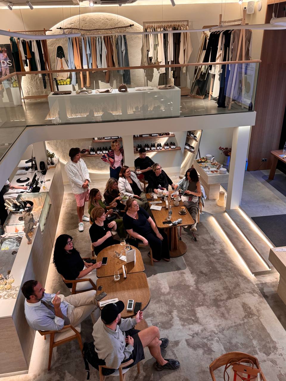 Мы сегодня в рамках заседания СМО Клуба в пространстве Абрау Дюрсо на Петровке слушали троих спикеров по результатам Cannes Lions 2025 | Сетка — социальная сеть от hh.ru