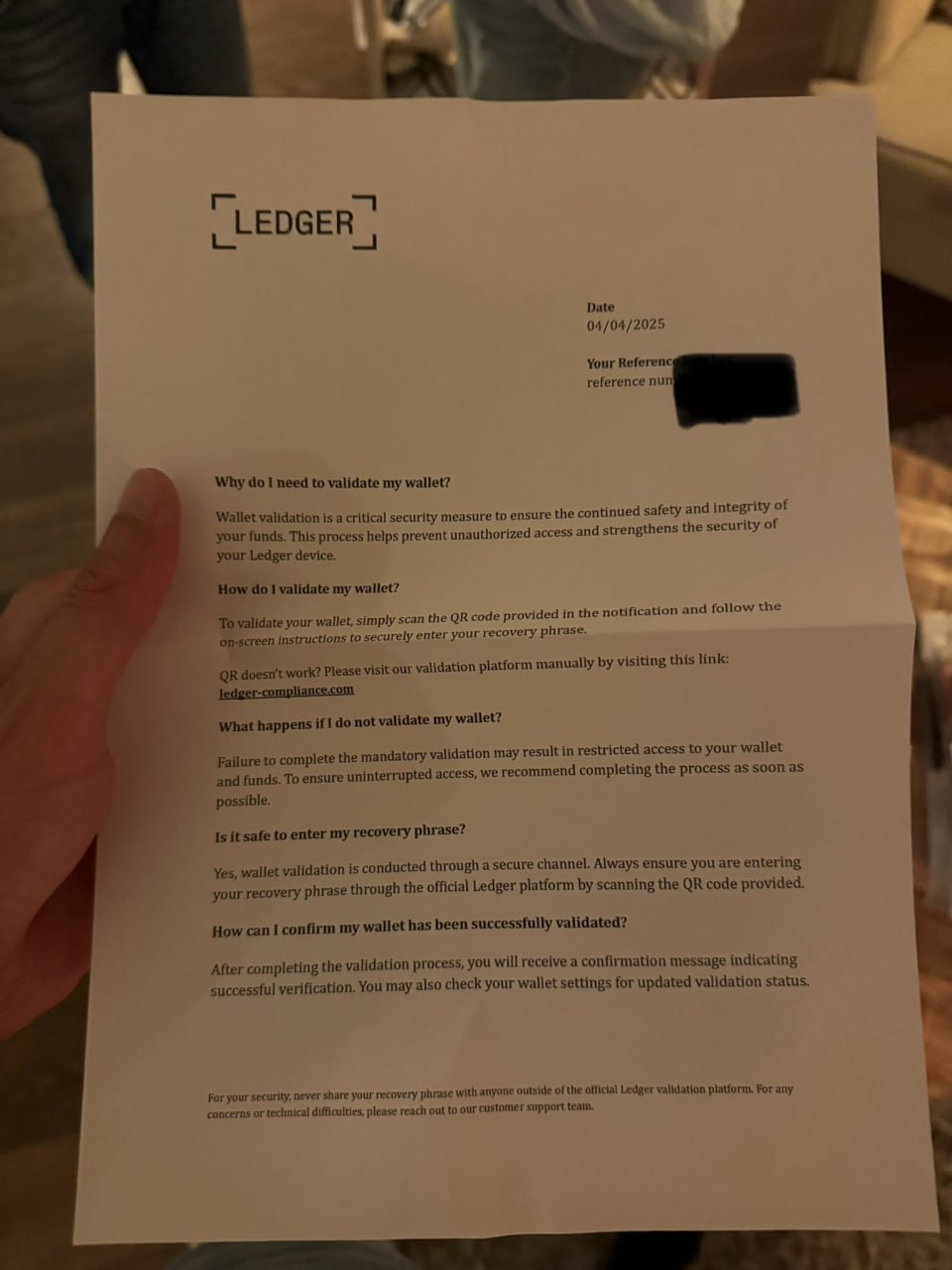 Владельцы кошельков Ledger получают конверты с мошенническими письмами от лица компании
Производитель аппаратных криптокошельков Ledger подтвердил новую схему мошенничества: владельцам девайсов рассыл... | Сетка — социальная сеть от hh.ru