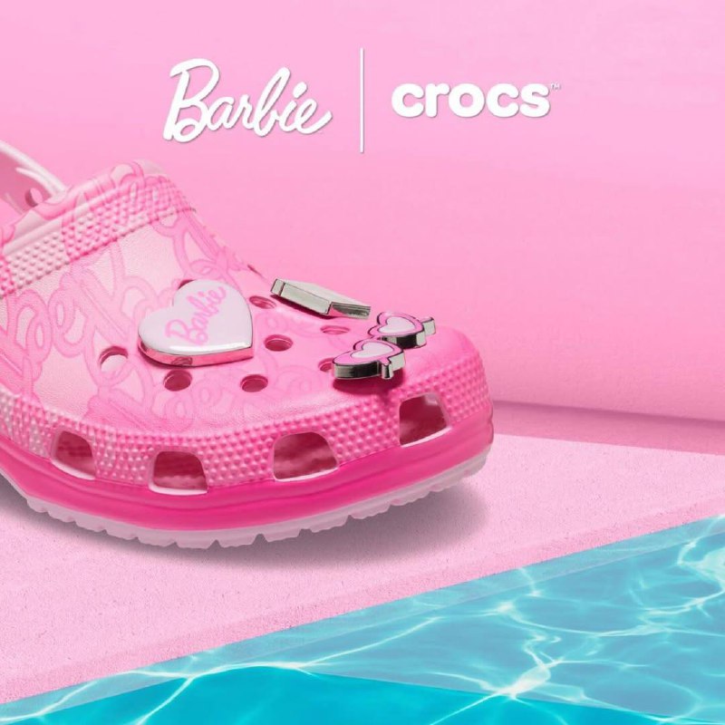 Crocs дропнули новую коллекцию по Barbie! В линейке клогги, сандали и джиббитсы, а главное — всё розовое. | Сетка — социальная сеть от hh.ru