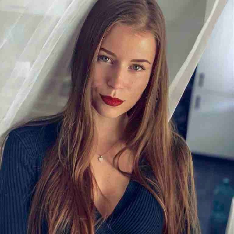 Анна Комарова