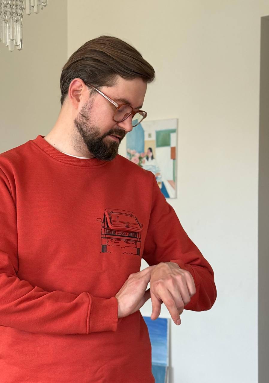 🚘 Поддержка отечественного автопрома вышла на новый уровень
Иван Майт выпустил свитшот с багажником Нивы | Сетка — социальная сеть от hh.ru