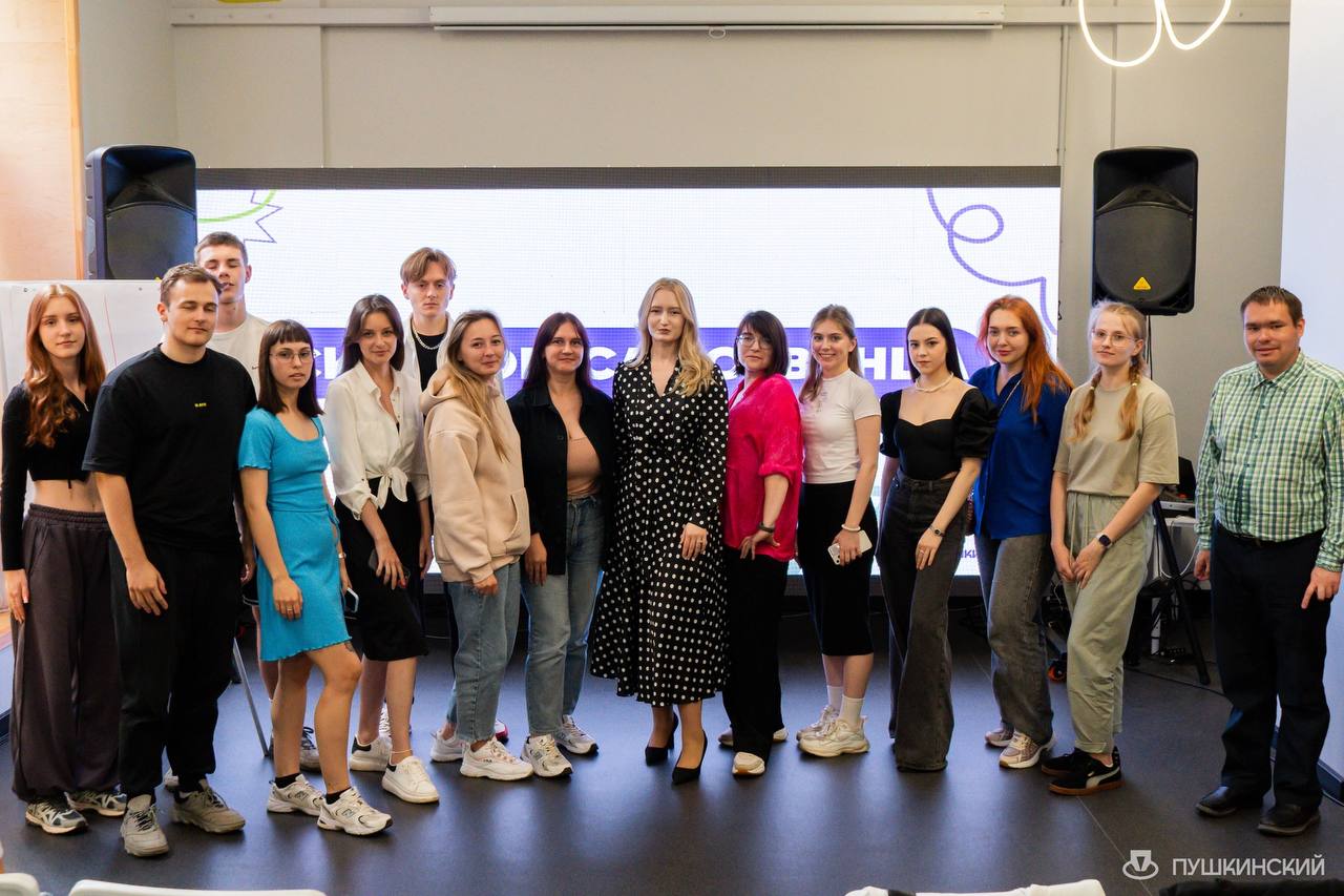 Фоточки с лекции про самозванца 💘
Знаете, я точно поняла, что ты можешь планировать какие угодно смыслы на свое выступление, но каждый участник из зала услышит что-то отдельное, особенное лично для не... | Сетка — социальная сеть от hh.ru
