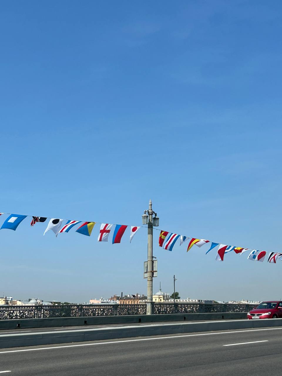 💙💎🩵
жара возвращает в детство — в тень деревьев у подъезда родного города, в тёплый асфальт под босыми ногами, в моё недовольное лицо, когда отправляешься на огород, а потом вдруг втягиваешься в эту т... | Сетка — социальная сеть от hh.ru