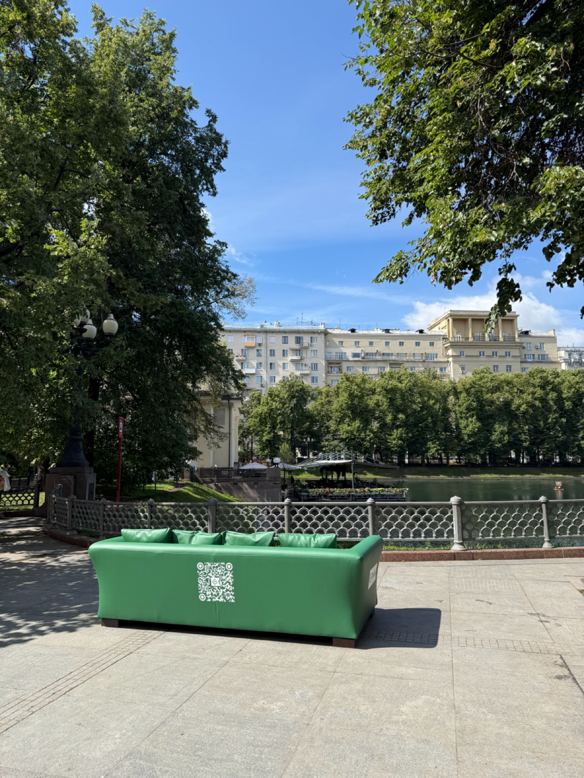 Диван в городе… 🛋️🏙️ | Сетка — социальная сеть от hh.ru