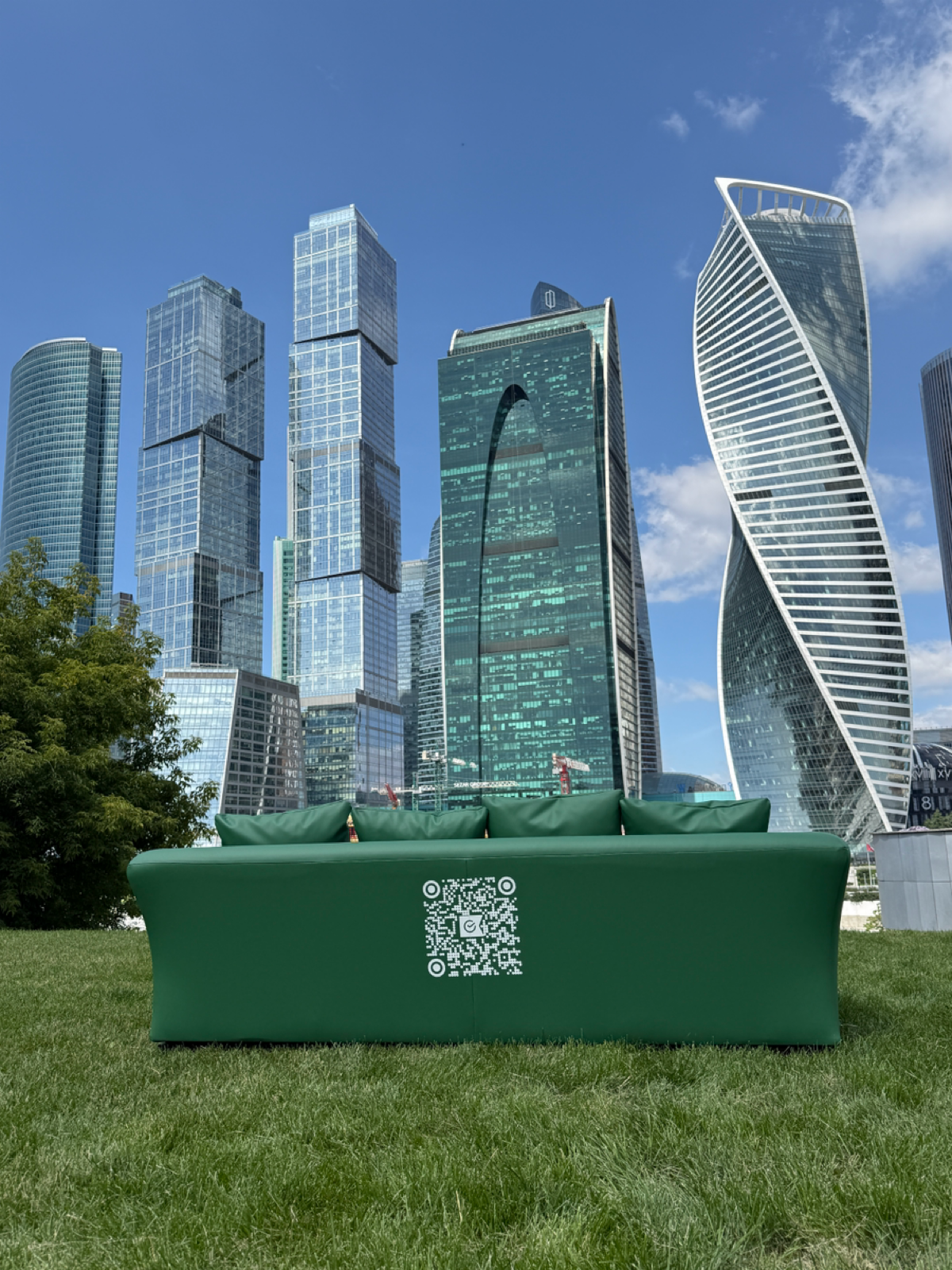 Диван в городе… 🛋️🏙️ | Сетка — социальная сеть от hh.ru
