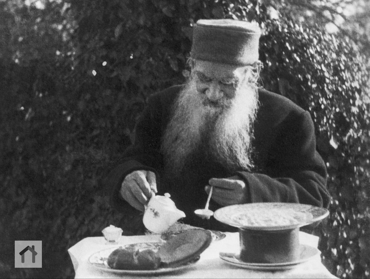 Потакать телу, давать ему лишнее, сверх того, что ему нужно, — большая ошибка уже потому, что от роскошной жизни не прибавляется, а уменьшается удовольствие от еды, от отдыха, от сна, от одежды, от по... | Сетка — социальная сеть от hh.ru