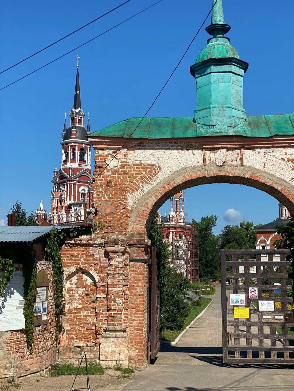 🏰Красота Можайского собора
Пн-Вс 09:00-18:00
В Можайске вас ждет собор из красного кирпича с башенками, шпилями и духом Средневековья
Внутри располагается музей археологии и икона Николы Можайского
▫️... | Сетка — социальная сеть от hh.ru