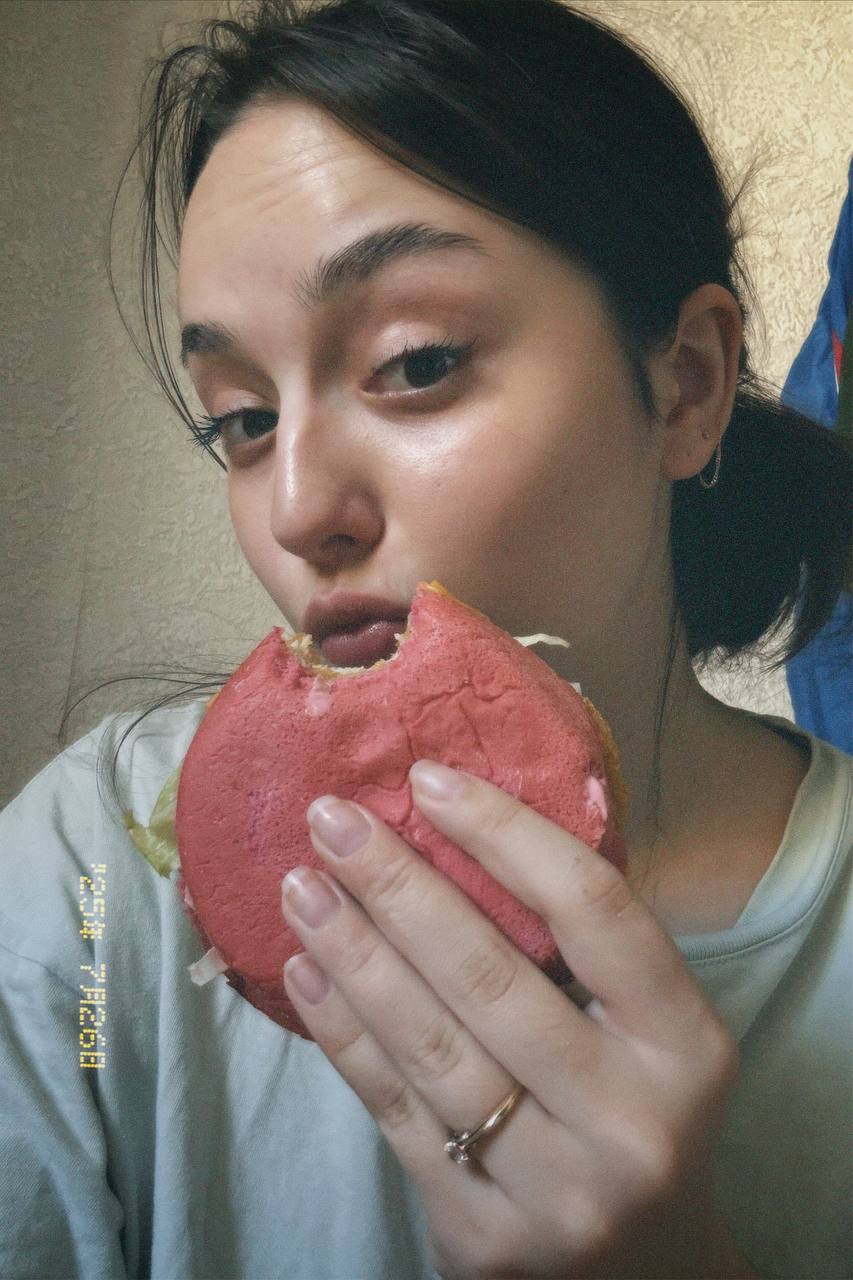 Ура! Я тоже попробовала пикми бургер 💅🏼😅
Как по мне, прикольно) От части похоже на чикенбургер, но с пряным соусом, второй раз бы не заказала
А вы пробовали? Как вам? | Сетка — социальная сеть от hh.ru