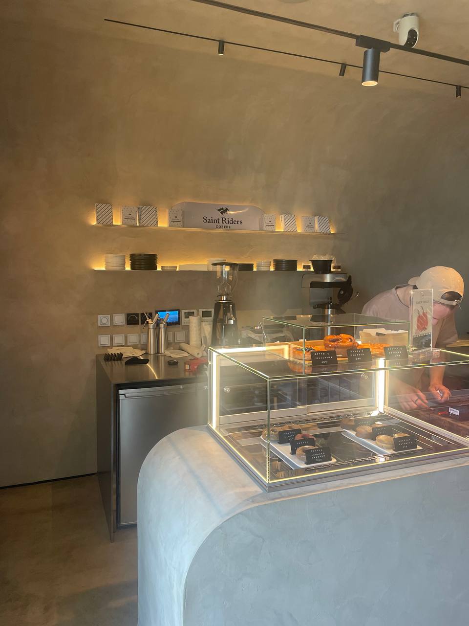 #новыеместа
St.Riders Coffee
На неделе на ул.Таганской, 1/2с2 открылась кофейня St.Riders coffee. В меню классика и спешл типа фильтр кофе с вишней | Сетка — социальная сеть от hh.ru