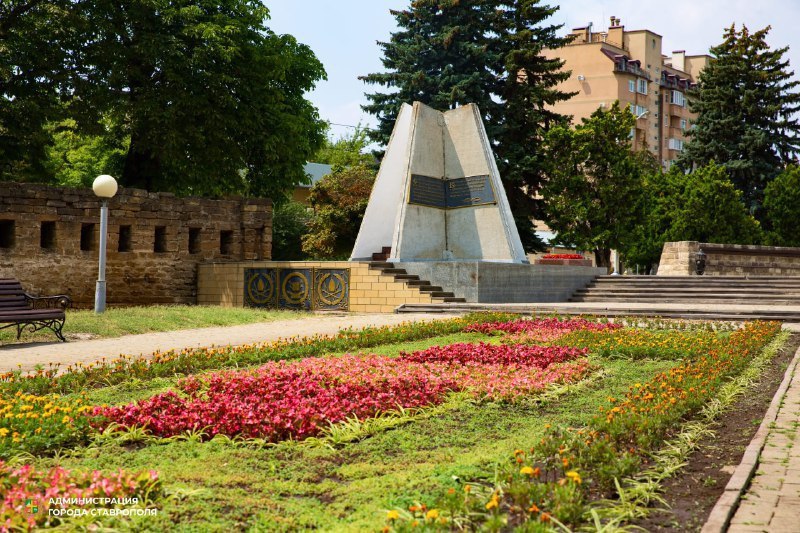 🌸 Летний Ставрополь утопает в цветах! 🌼
Этим летом "Горзеленстрой" высадил около 400 тысяч цветов по всему городу | Сетка — социальная сеть от hh.ru