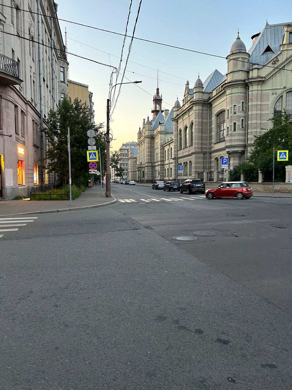 Вечерняя Петроградка. Красиво. Солнечно. Свежо. Последние лучи вечернего солнца скрываются за уставшими от жары зданиями | Сетка — социальная сеть от hh.ru