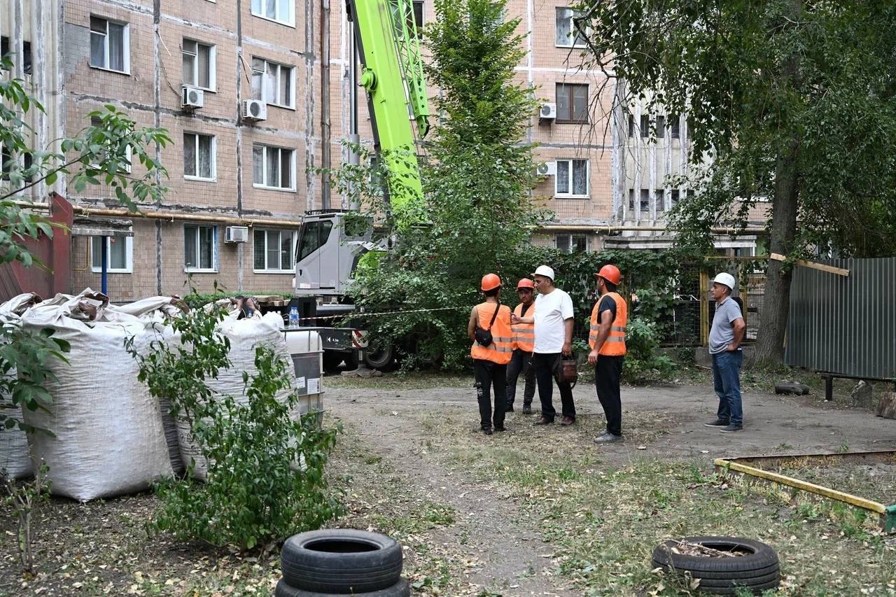 Министр строительства и ЖКХ РФ Ирек Файзуллин вместе с главой ДНР Денисом Пушилиным осмотрел ход ремонта многоквартирных домов в Кировском районе ДНР
👷‍♂️На улице Пинтера в Донецке выполняются работы ... | Сетка — социальная сеть от hh.ru
