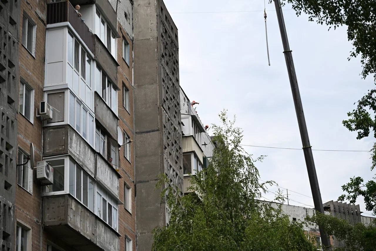 Министр строительства и ЖКХ РФ Ирек Файзуллин вместе с главой ДНР Денисом Пушилиным осмотрел ход ремонта многоквартирных домов в Кировском районе ДНР
👷‍♂️На улице Пинтера в Донецке выполняются работы ... | Сетка — социальная сеть от hh.ru