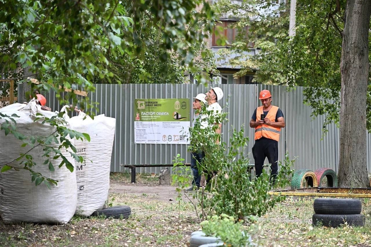 Министр строительства и ЖКХ РФ Ирек Файзуллин вместе с главой ДНР Денисом Пушилиным осмотрел ход ремонта многоквартирных домов в Кировском районе ДНР
👷‍♂️На улице Пинтера в Донецке выполняются работы ... | Сетка — социальная сеть от hh.ru