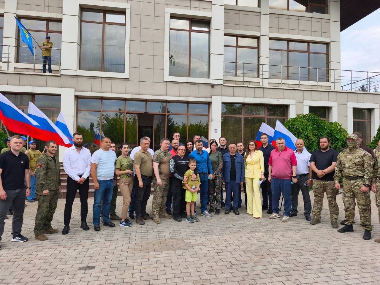 Глава Минстроя России Ирек Файзуллин и Глава ДНР Денис Пушилин приняли участие в передаче гуманитарной помощи военнослужащим
Акция организована в рамках системных гуманитарных миссий ЛДПР | Сетка — социальная сеть от hh.ru