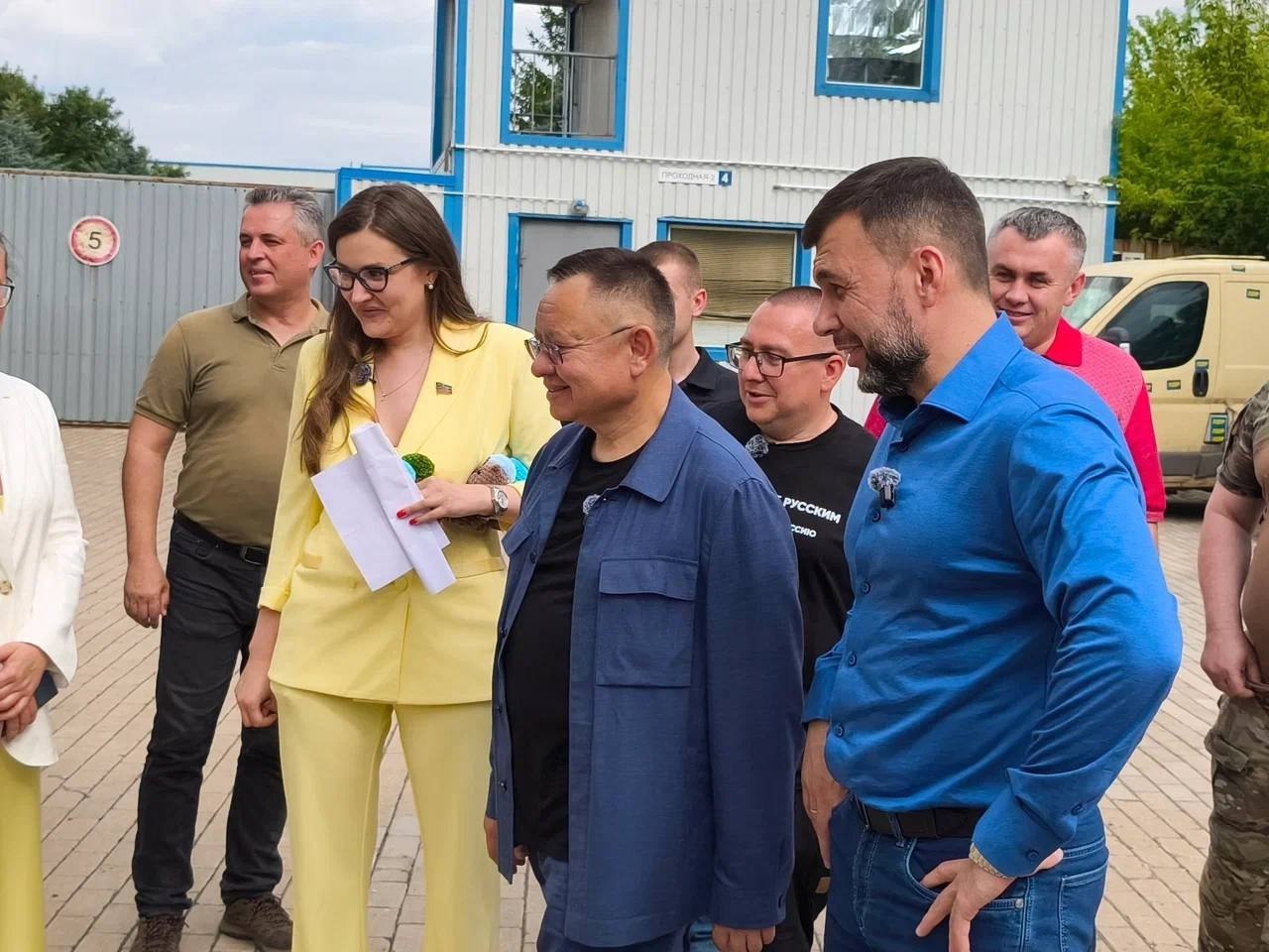 Глава Минстроя России Ирек Файзуллин и Глава ДНР Денис Пушилин приняли участие в передаче гуманитарной помощи военнослужащим
Акция организована в рамках системных гуманитарных миссий ЛДПР | Сетка — социальная сеть от hh.ru