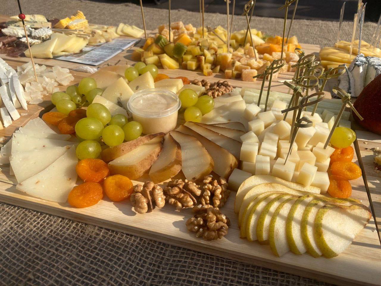🧀 В Кисловодске на уникальном плато представили 100 видов сыра
В городе-курорте продолжается второй день ежегодного сырного фестиваля | Сетка — социальная сеть от hh.ru