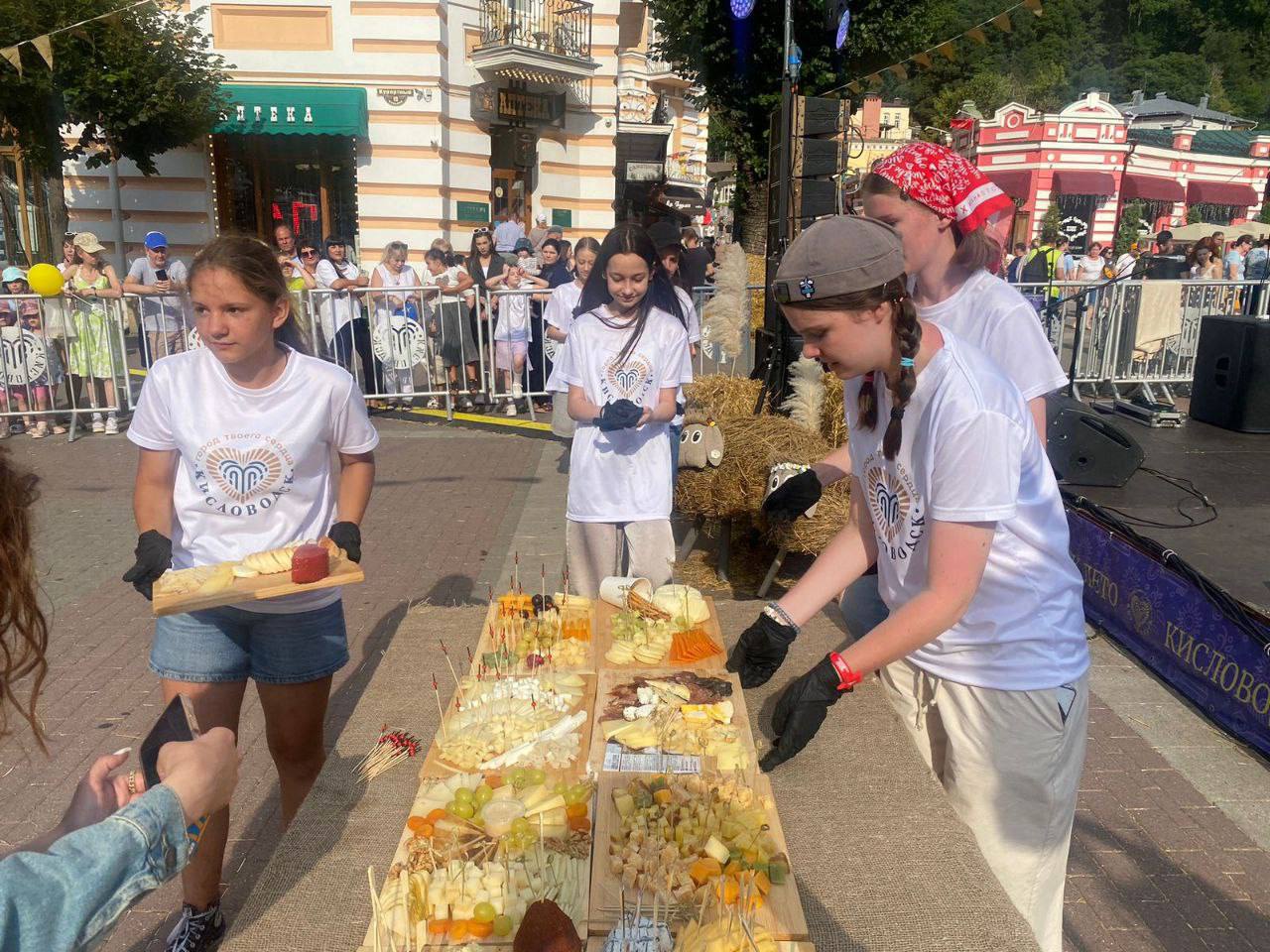 🧀 В Кисловодске на уникальном плато представили 100 видов сыра
В городе-курорте продолжается второй день ежегодного сырного фестиваля | Сетка — социальная сеть от hh.ru
