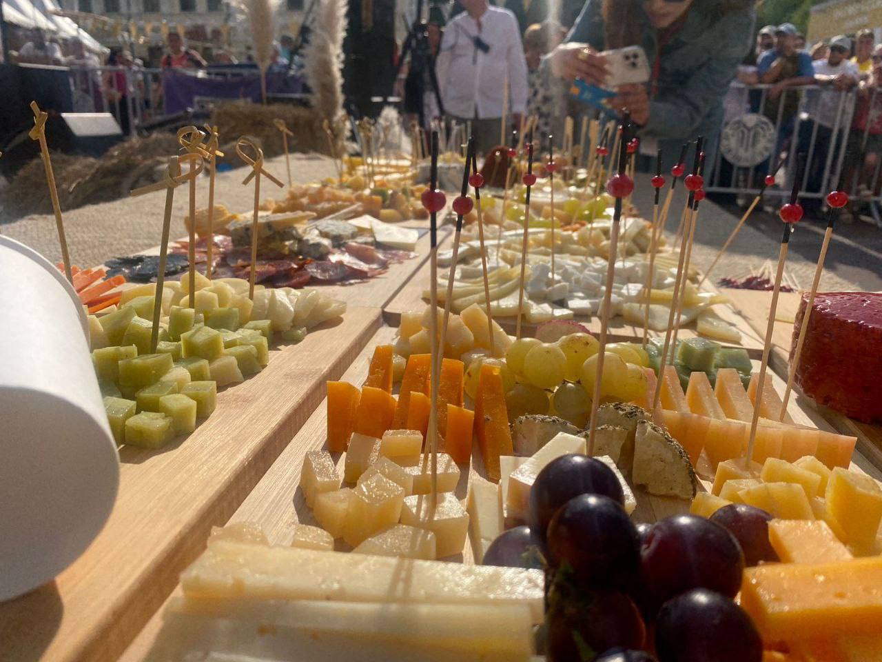 🧀 В Кисловодске на уникальном плато представили 100 видов сыра
В городе-курорте продолжается второй день ежегодного сырного фестиваля | Сетка — социальная сеть от hh.ru