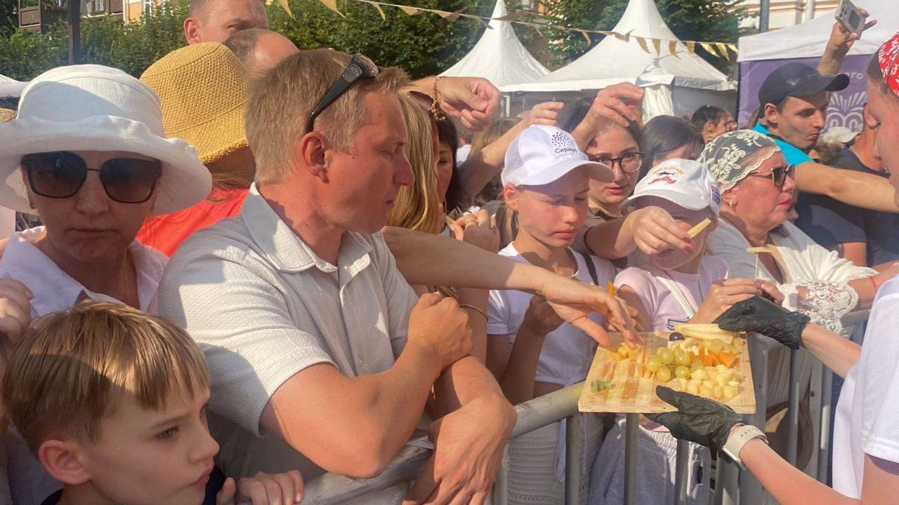 🧀 В Кисловодске на уникальном плато представили 100 видов сыра
В городе-курорте продолжается второй день ежегодного сырного фестиваля | Сетка — социальная сеть от hh.ru