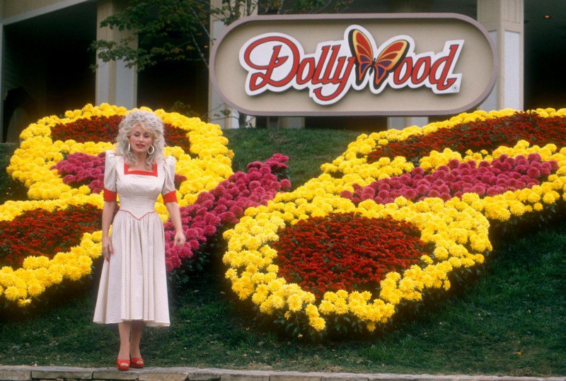 Dolly Parton’s Dollywood Resorts
Discover Dolly Parton’s Dollywood: A Gift to Tennessee
American singer and songwriter Dolly Parton is beloved by many | Сетка — социальная сеть от hh.ru