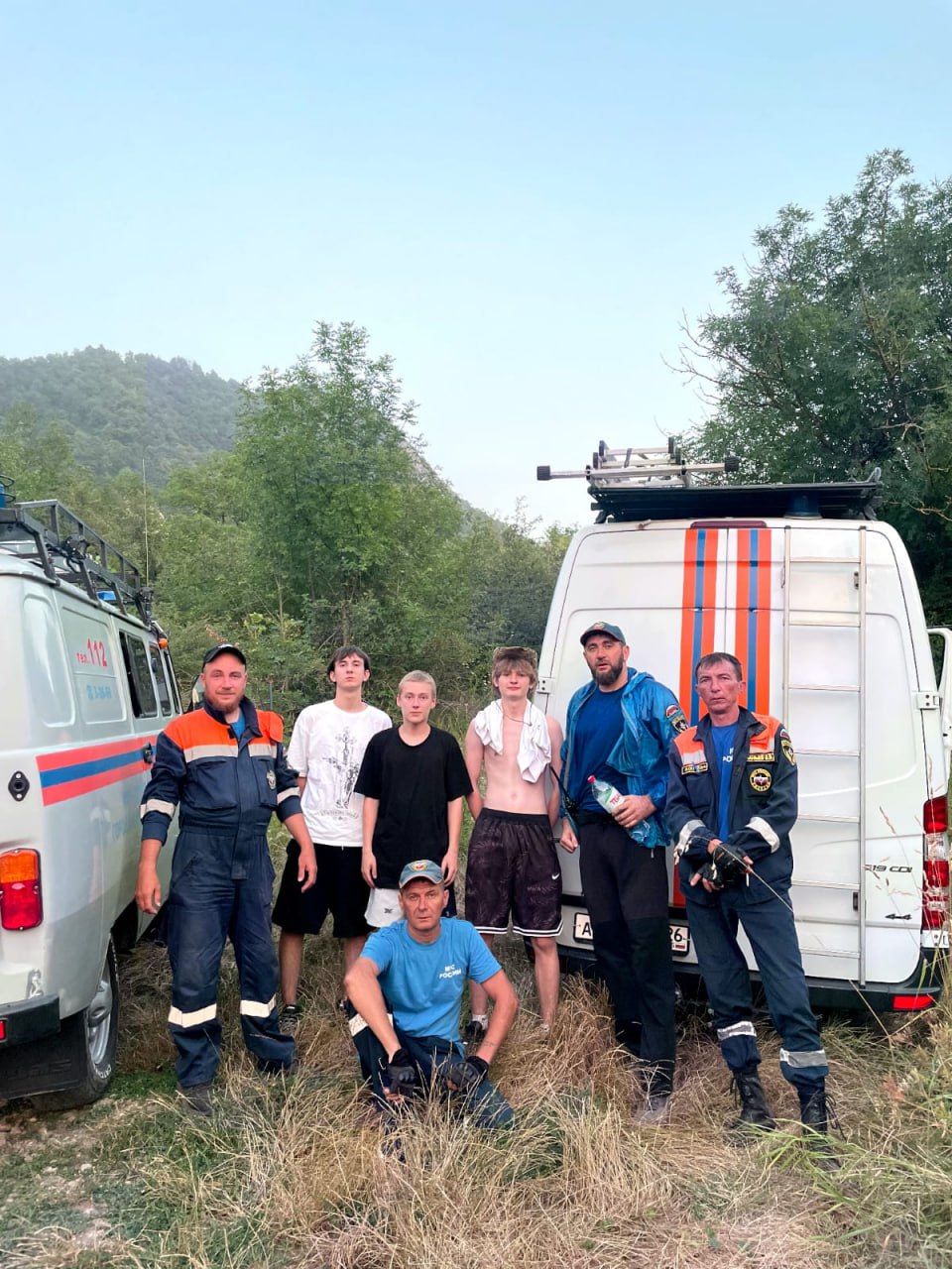 👨‍🚒 Спасатели спустили туристов, застрявших на горе Развалка в Железноводске.
Вчера группа туристов забралась на вершину горы. Обратно ребята спуститься уже не смогли и вызвали спасателей | Сетка — социальная сеть от hh.ru