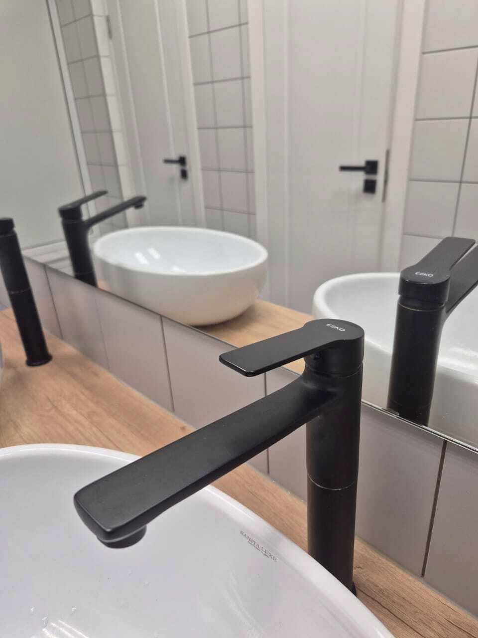 🎯 Наши смесители в… бизнес-центре!
Рубрика "внезапный смеситель".
Коллега поехала на переговоры, а нашла.. | Сетка — социальная сеть от hh.ru