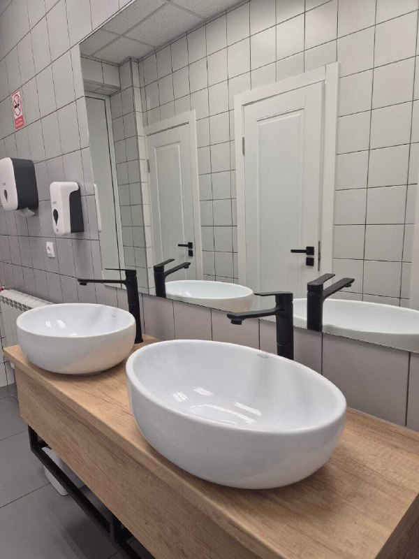 🎯 Наши смесители в… бизнес-центре!
Рубрика "внезапный смеситель".
Коллега поехала на переговоры, а нашла.. | Сетка — социальная сеть от hh.ru