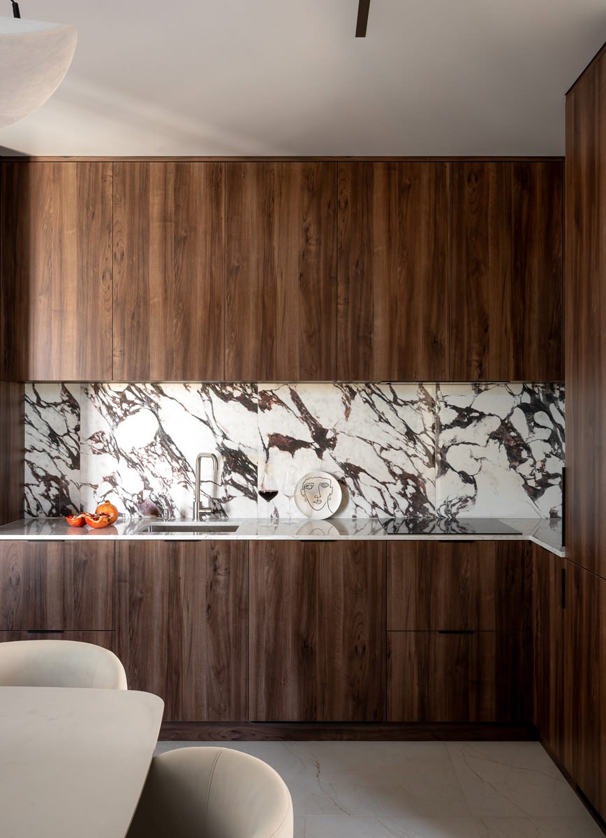 Интерьер без компромиссов между заказчиком и дизайнером: в свою квартиру в Минске Дарья Марченко добавила много «необычного», на что ее клиенты обычно не соглашаются. Смотрите на сайте wajournal | Сетка — социальная сеть от hh.ru