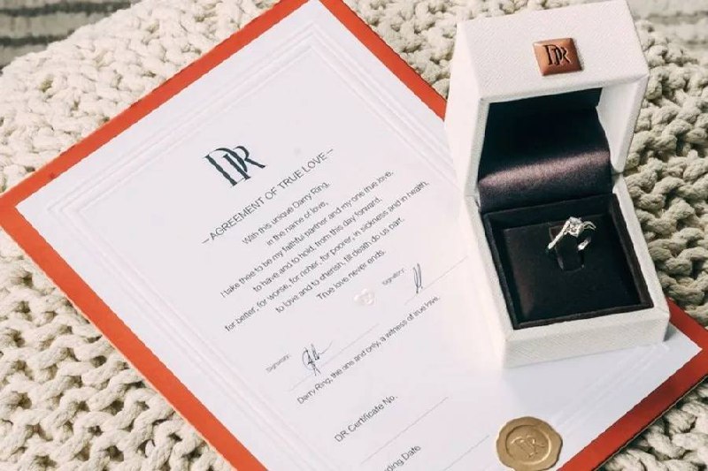 Обсудим новость?👇
💍 Кольцо, которое можно подарить только один раз в жизни
Китайский ювелирный бренд Darry Ring сейчас взрывает соцсети - особенно женскую их часть. И не из-за дизайна | Сетка — социальная сеть от hh.ru