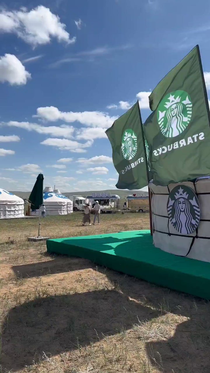 В китайской пустыне можно найти KFC и Starbucks в виде юрт
С 2021 года в пустыне Кубуци, на территории туристического парка Сяншавань, работают необычные точки KFC и Starbucks, оформленные как традици... | Сетка — социальная сеть от hh.ru